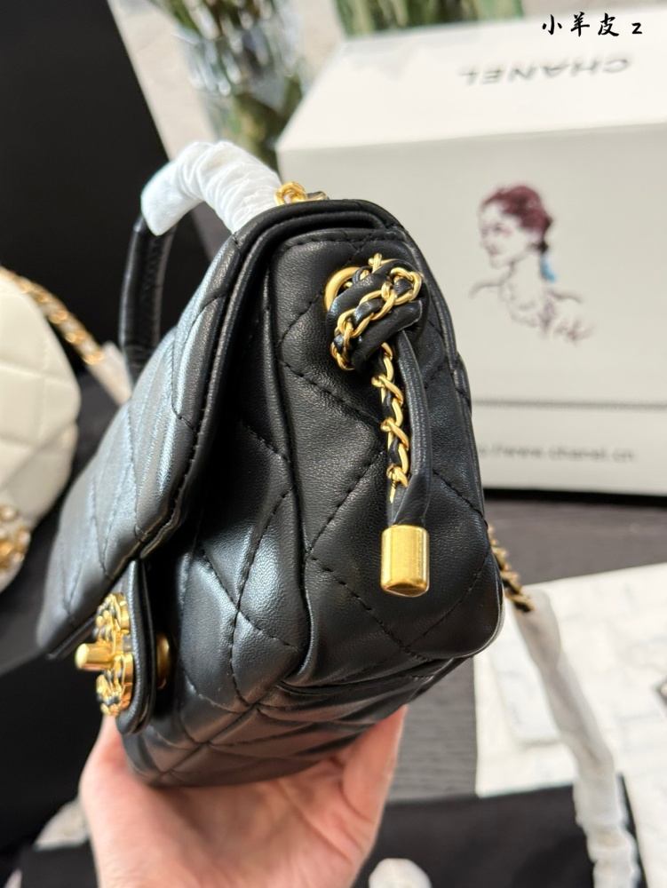p300
High end nautical knot closure bag mini Chanel 25C early spring
Knot Cap Mini Black
New Chanel Sea Knot Cap Bag Relocation
19bag element coverage ensures elegance remains the same, while fashion remains unchanged~
Whether it's pairing with casua...