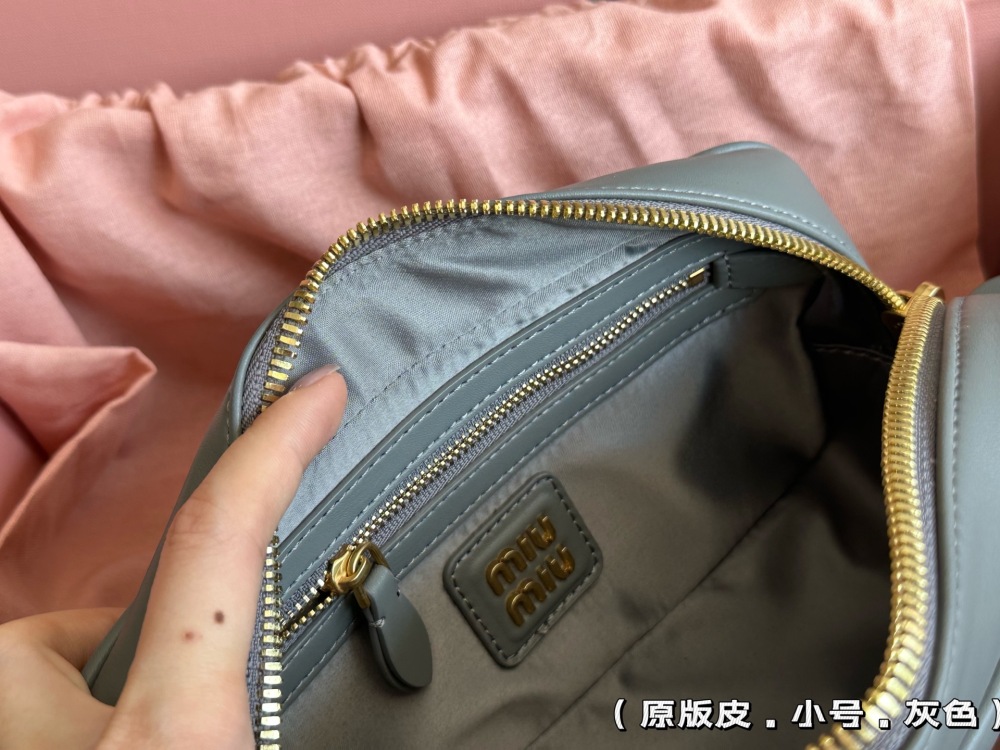 Original leather 310 full set packaging
size：23*11cm
Miumiu bowling/briefcase/
The sweetness of the bag is just right!
It's hard not to love!
Can be carried by hand or slung diagonally
It's definitely not a small waste bag! Full capacity~~
The appe...