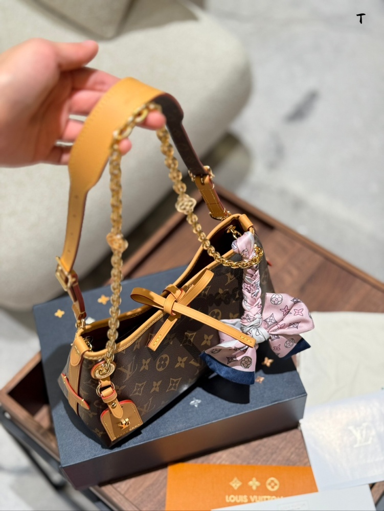 p265
New Carryall BB
The description of catfish whiskers and big gold chain babies is too appropriate. LV gold chain is really beautiful
Xiaobaa thinks that the new version of carryall has become cute, and she doesn't like the sisters with big bags, ...