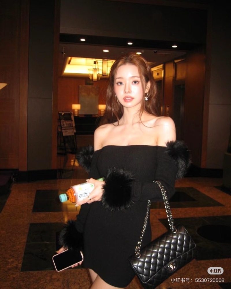 Classic timeless Chanel black gold CF
A classic never goes out of style! Chanel Black Gold Cf!
The evergreen tree in the fashion industry is undoubtedly the Chanel Cf series! The classic black and gold color scheme is Chanel's iconic design, which ca...