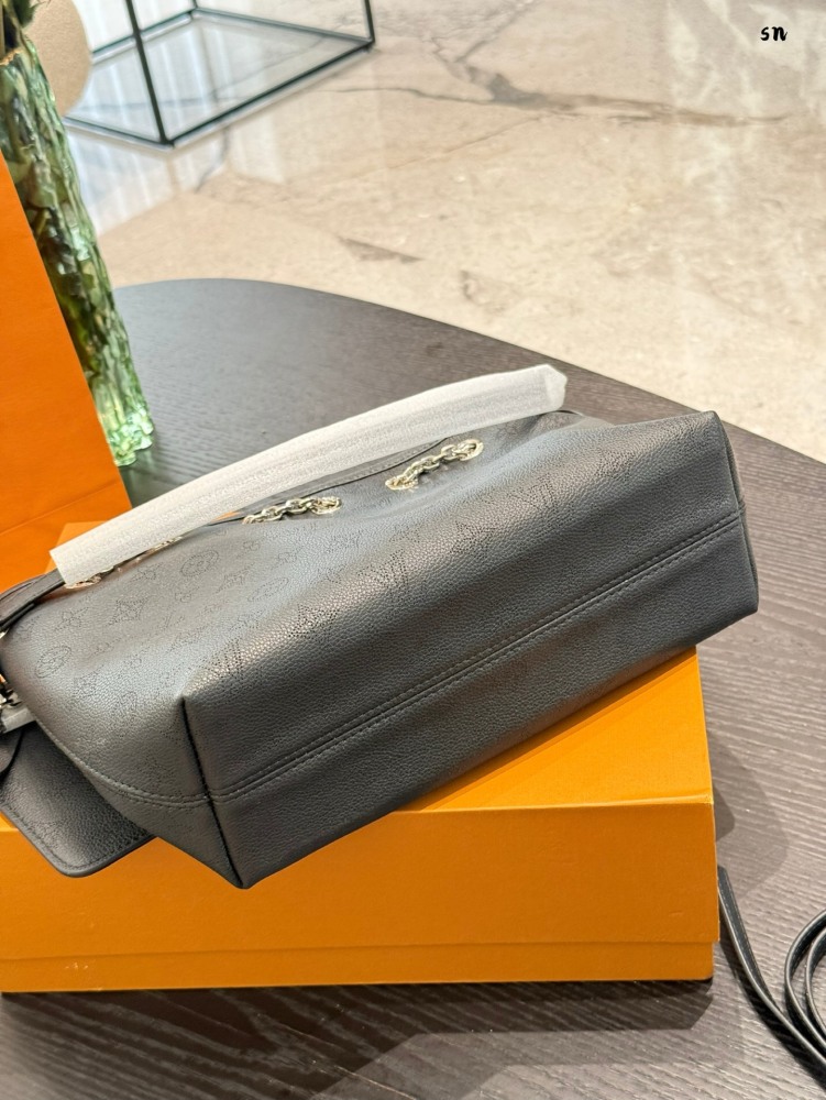 p270
LV Louis Vuitton's new chain shopping bag
size:28x22 
LV Louis Vuitton's new chain shopping bag
Equipped with two shoulder straps, can be carried by hand or slung diagonally~
The bag is equipped with a zero wallet buckle hook design, which is sa...