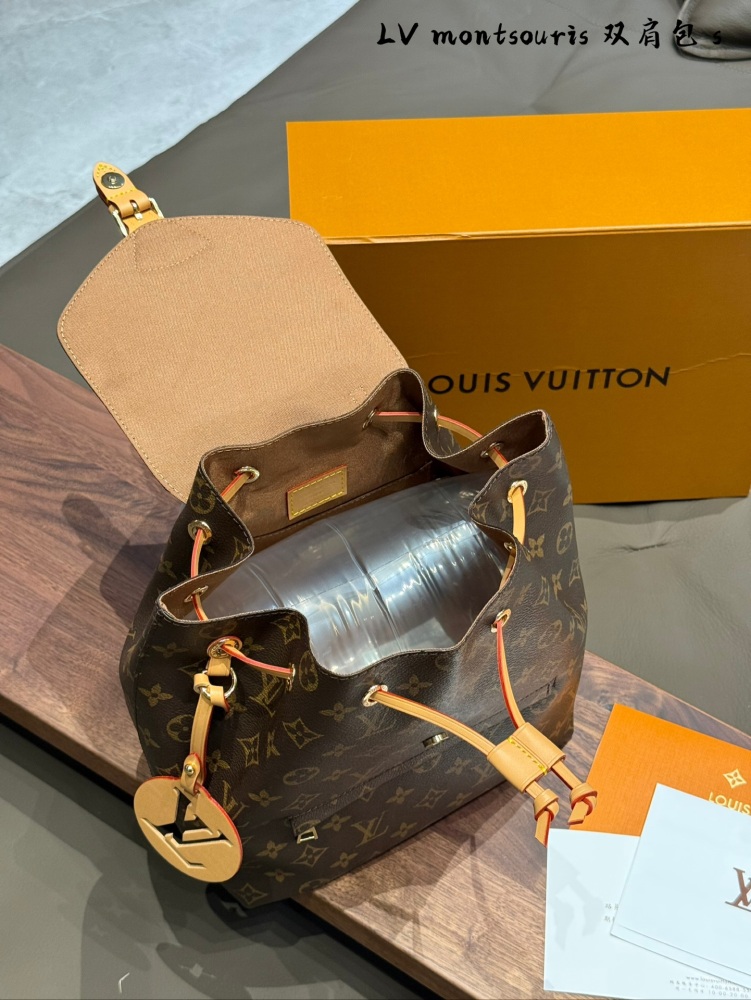 p270
LV Black/Brown Old Flowers Montsouris PM!
This Montsouris PM is a brand new elegant backpack that features
Monogram canvas and cowhide production, paired with Louis Vuitton's collection of buckles and leather ties.
The backpack design is practic...