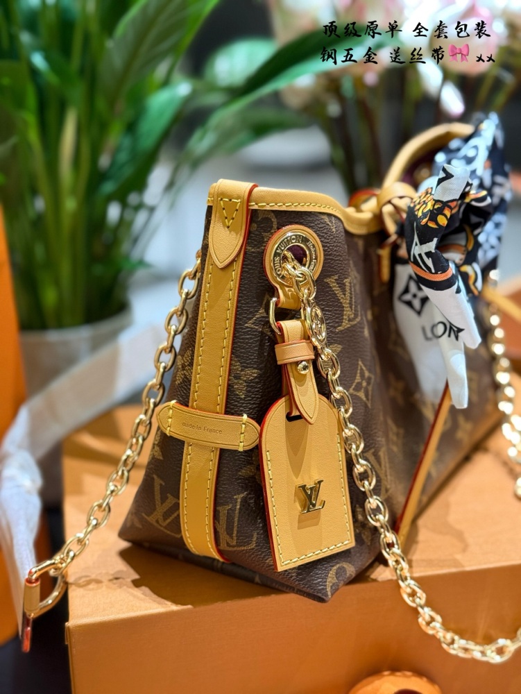 p285
New Carryall BB
The description of catfish whiskers and big gold chain babies is too appropriate. LV gold chain is really beautiful
Xiaobaa thinks that the new version of carryall has become cute, and she doesn't like the sisters with big bags, ...