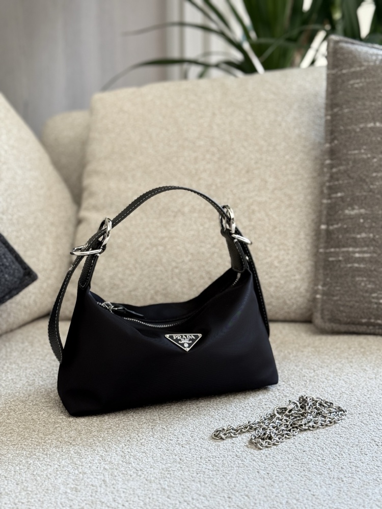 P185 upgraded version with cowhide wrist
This Prada vintage dumpling lunch box bag is also great, with a cool dark style and some cute attributes suitable for street photography. It is a classic nylon parachute material that is waterproof and durable...