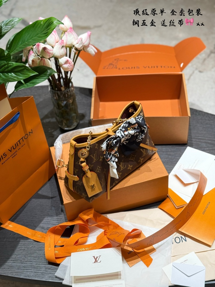 p285
New Carryall BB
The description of catfish whiskers and big gold chain babies is too appropriate. LV gold chain is really beautiful
Xiaobaa thinks that the new version of carryall has become cute, and she doesn't like the sisters with big bags, ...