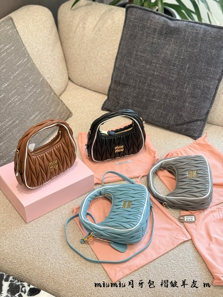 p310
Miumiu25 Early Spring New Bag
The wrinkled bowling bag and hobo have both come in new colors, which are super beautiful
22cm sheepskin pleated crescent bag