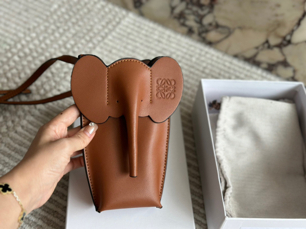 p200 
The full set of gift box packaging with top layer cowhide is cute and lovely. LOEWE elephant bag, phone bag, newly released by Luo Yiwei. This elephant phone bag really hits my girlish heart. It has a suitable capacity to hold a Promax sized ph...
