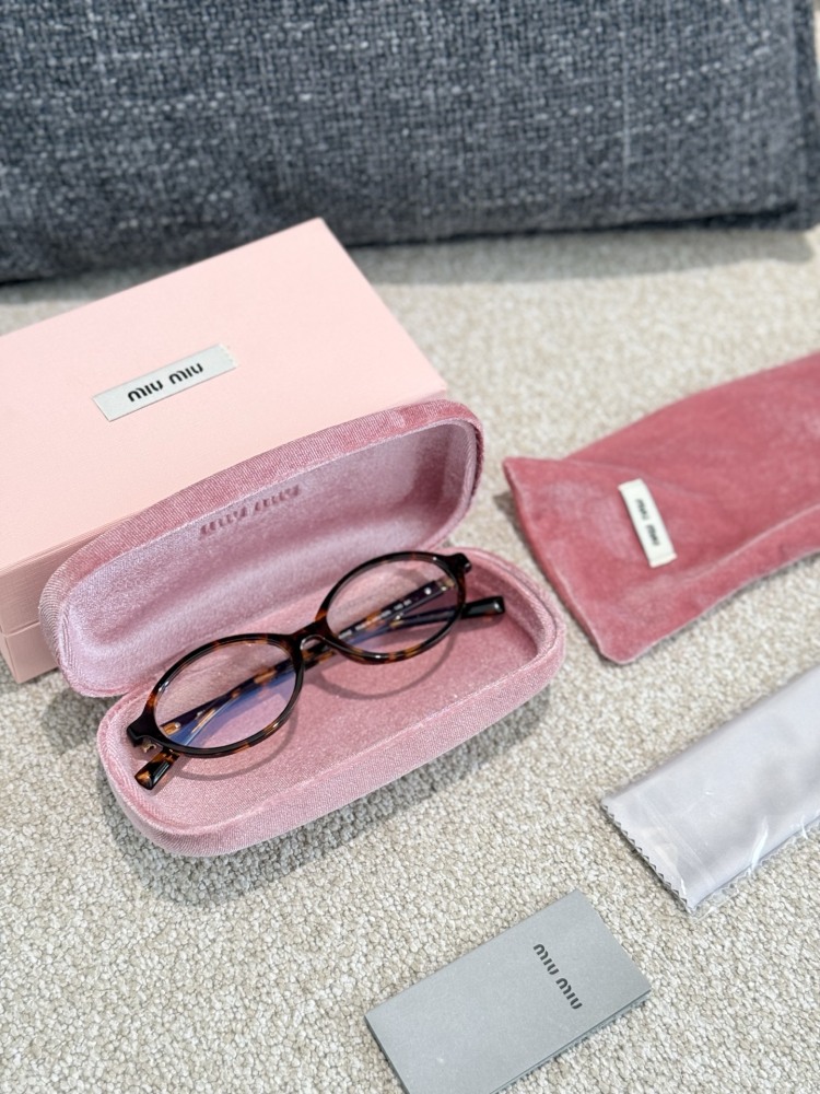 p195
Miumiu "nerd glasses, the same style as Ju Jingyi, look great
Bookworms have been trending lately, Miumiu3000+， It's just a small pair of glasses, can't a worker replace the entire flat version?
Many babies have compared several options and de...