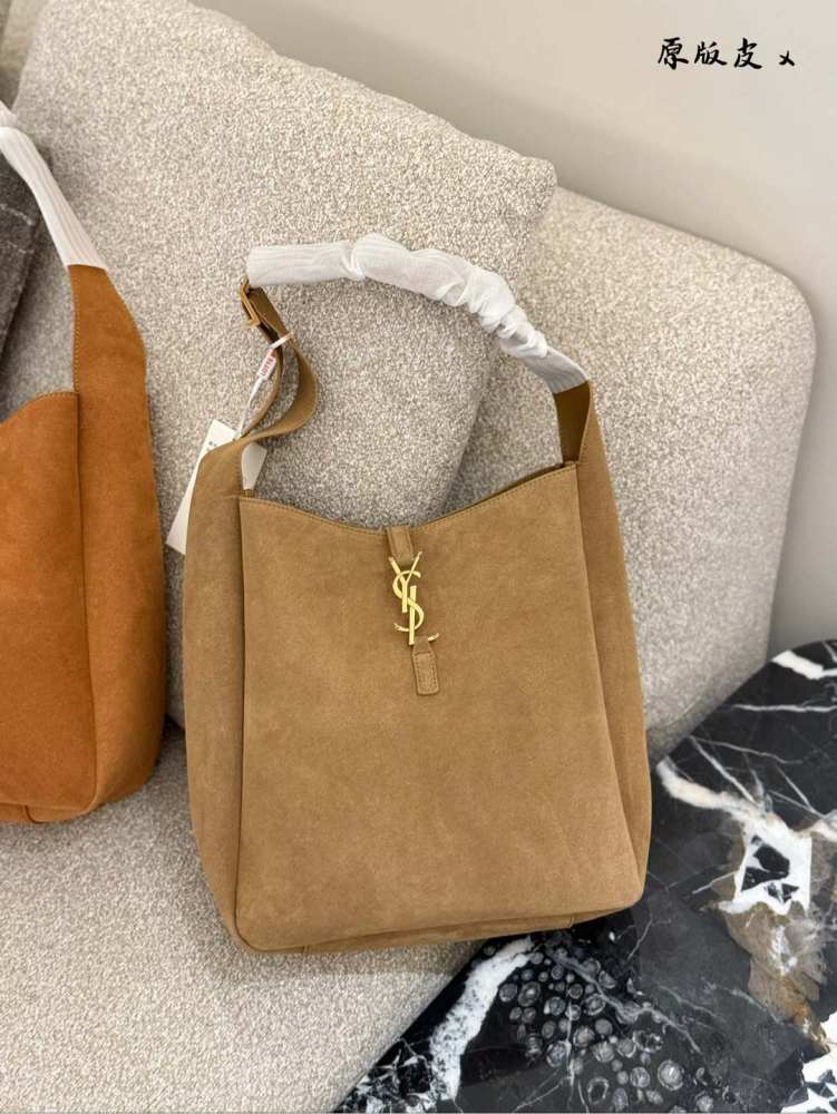 p330
Ysl's stylish and practical Hobo handbag is here~
LE 5A7 Underarm Bag Hobo Handbag, Same Style Hobo as Korean Star!! The underarm bag that exploded this year, Y Home, although late, has arrived! The outline of the bag is simple and three-dimensi...