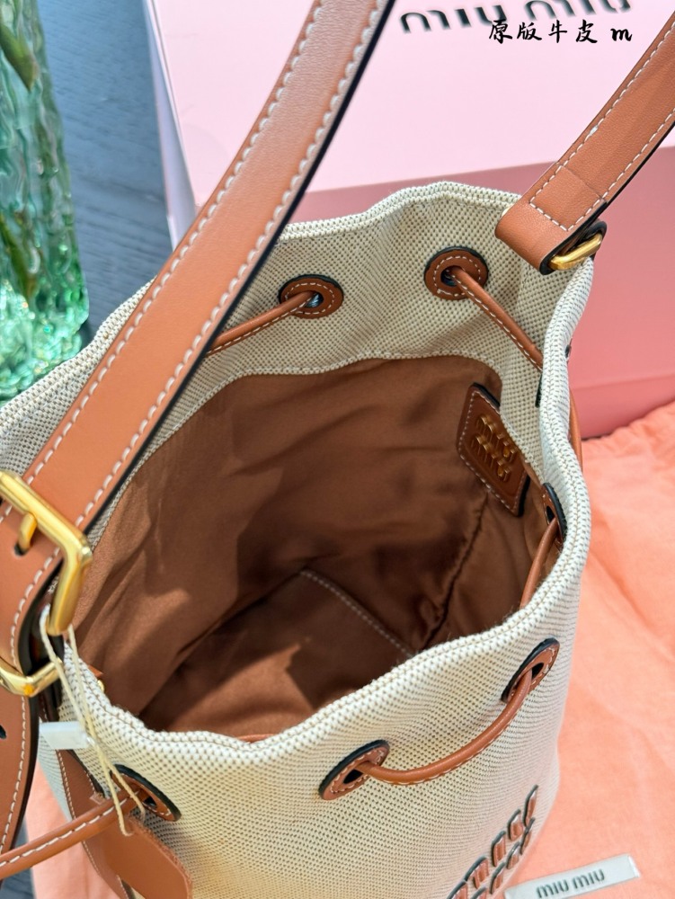 p250
MiuMiu's new canvas bucket bag is stylish and cute! Promise me the bucket bag!! Definitely pick this one!!!
Simple, casual, and unique design! Having a large number of loyal fans!  !
Just by hearing the name, you can imagine the capacity of a wa...