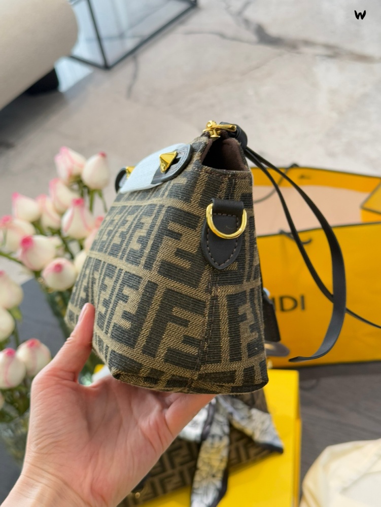 Fendi new pillow bag p230p245
Using the ultra soft Cuoio Romano is really easy and easy to carry! Each season has different designs, bringing us endless surprises and showcasing our unique charm. This handbag is truly both fashionable and practical! ...