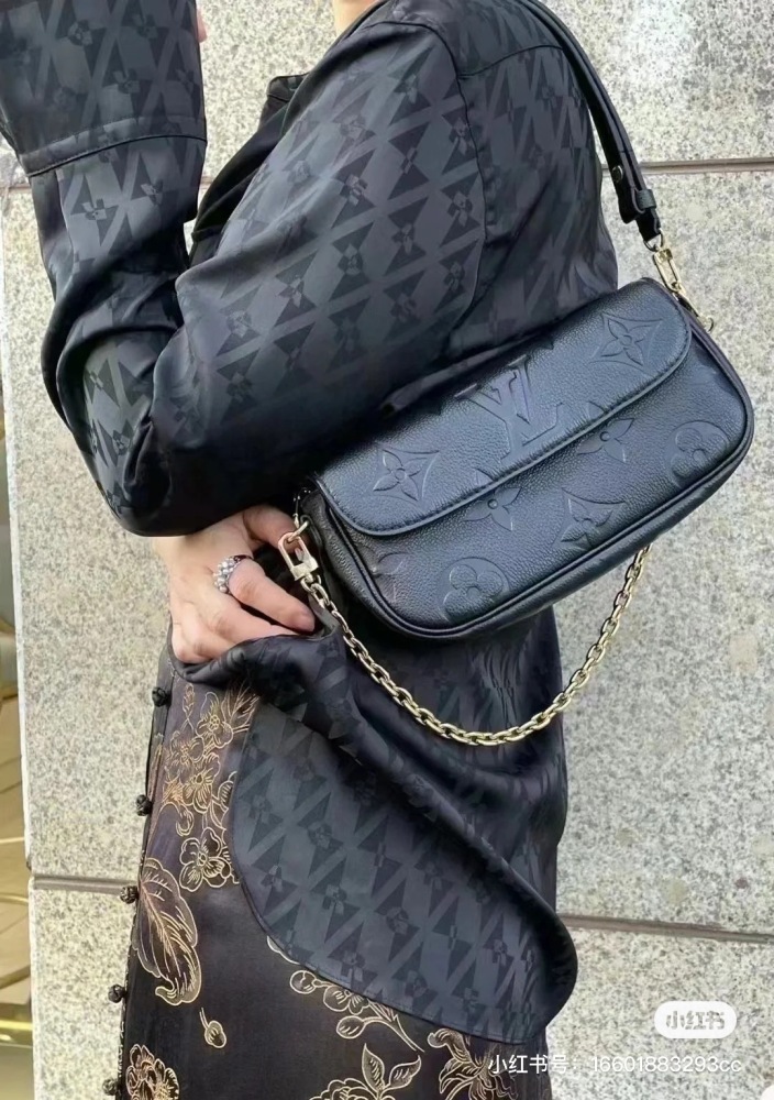 LVIVY upper body effect | I love it at first glance
LVIVY black understated luxury
Two shoulder straps~Underarm both shoulder and crossbody
This year's big hits are really high-end~