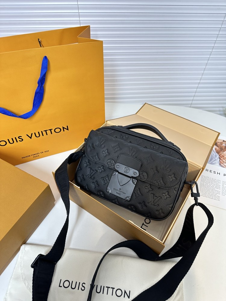 M45806 Classic Embossed Cowhide Postman Bag
Complete packaging ? fold ? aircraft ?? Size 24  17．6
LV Slock original cowhide embossed mailman bag
? Top Original Order
Cool and versatile, fashionable and trendy
A style suitable for both men...