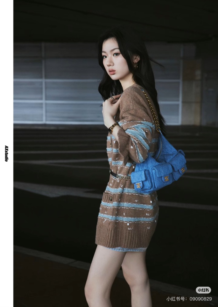 Who understands the Chanel 25 denim hobo that Jennie brought to fame?  The Chanel 25 denim hobo carried by Jennie is simply cute and explosive
As a loyal fan of Chanel, I am really looking forward to the 5c series.
Jennie. The bag she wore exuded a s...