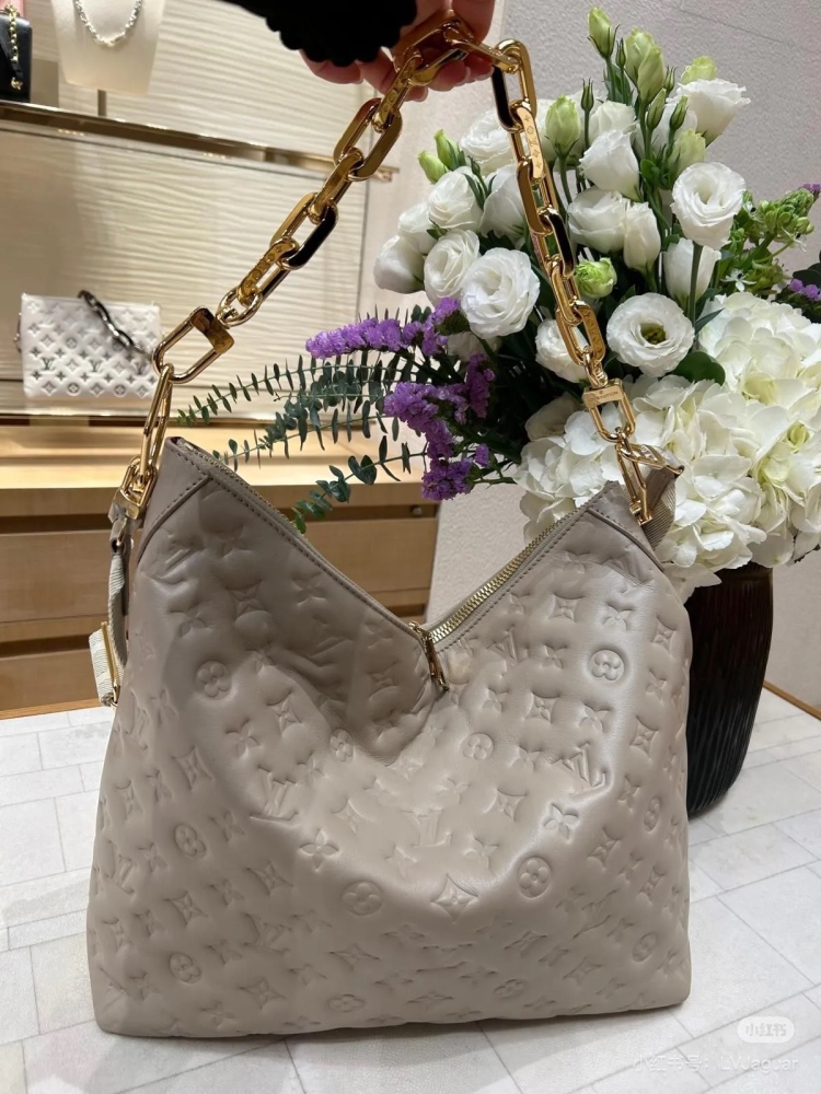 LV's recently popular full leather horn BOULOGNE handbag
Size: 29x16x9.5cm