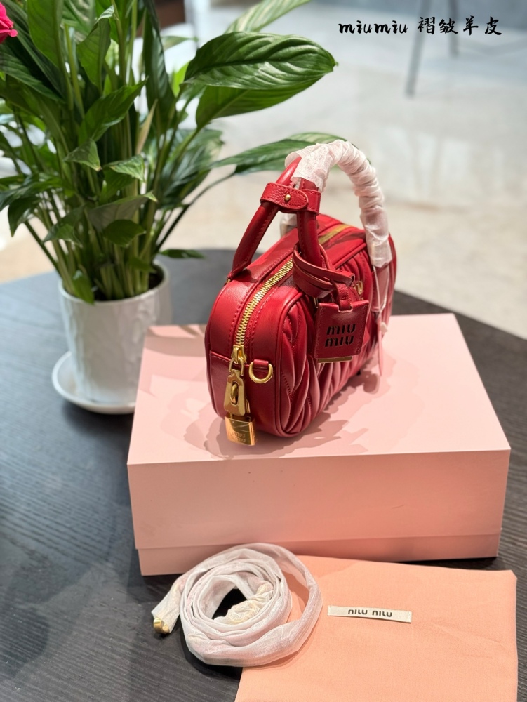 Miumiu Red Sheepskin P299
I rarely buy red bags, but if it's Miumiu, then ..
Can you wrap it up for me
Miumiu red mini bowling ball holder can be enlarged, mobile phone can be carried by hand, crossbody can be worn with a mirror, concave shape is ver...