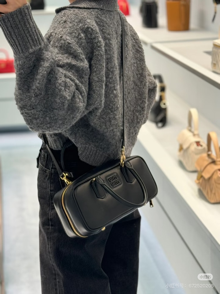 The classic of miumiu black bowling