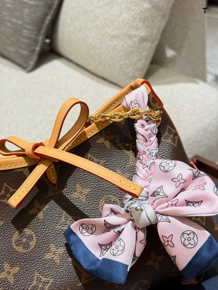 p265
New Carryall BB
The description of catfish whiskers and big gold chain babies is too appropriate. LV gold chain is really beautiful
Xiaobaa thinks that the new version of carryall has become cute, and she doesn't like the sisters with big bags, ...