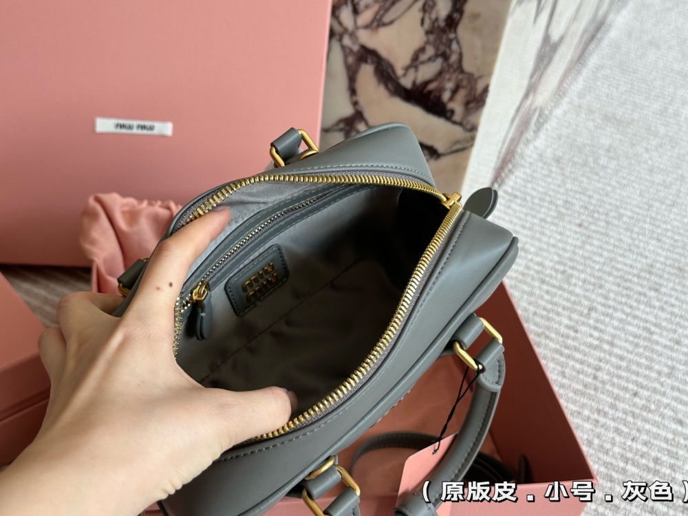 Original leather 310 full set packaging
size：23*11cm
Miumiu bowling/briefcase/
The sweetness of the bag is just right!
It's hard not to love!
Can be carried by hand or slung diagonally
It's definitely not a small waste bag! Full capacity~~
The appe...