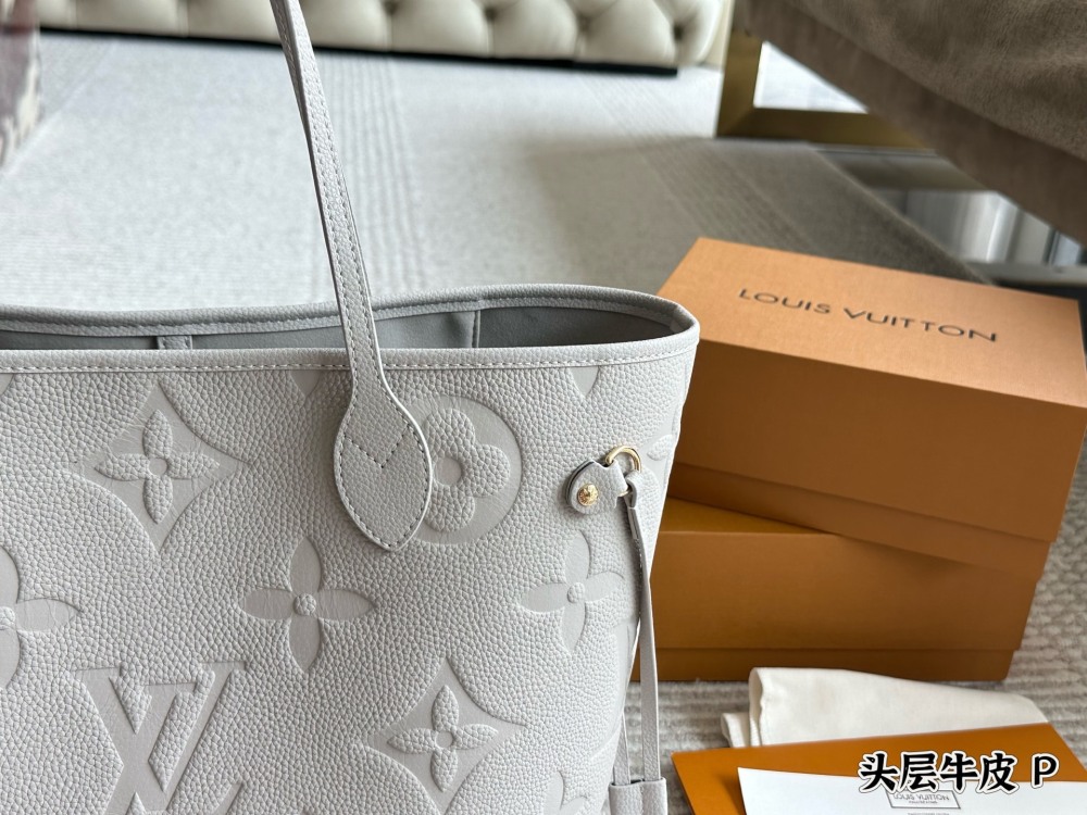 ￥ 370 original cowhide
LV Neverfull shopping bag
N41605LV is the classic flagship of the family, with a large capacity design that is perfect for both mommy bags and OL commuting, making it the bag with the highest appearance rate. The striped linin...