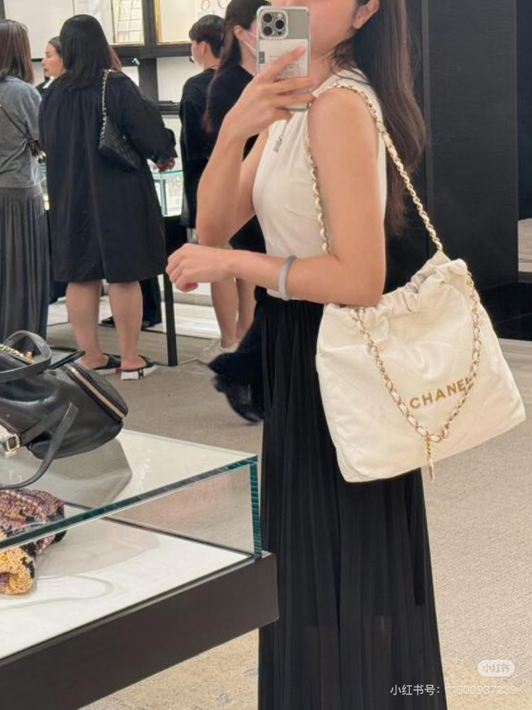 I would recommend all sweet girls to wear 22 bags of white Chanel and 22 bags of gold with a sense of luxury
Capacity thief, lazy and relaxed upper body
White is really cool and versatile
Everyone carries it Everyone is fashionable and refined