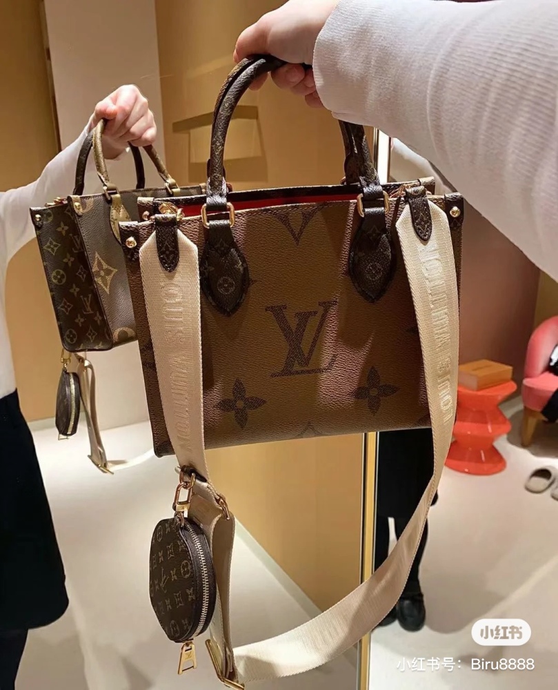 High energy ahead, explosive warning! LV has understood!  ! !
Just on February 10th The launch of Lv's new Onthego mini model is full of momentum, and Lv's designers have finally heard the voice of the Asian people, the most perfect size
25x19x11.5?...