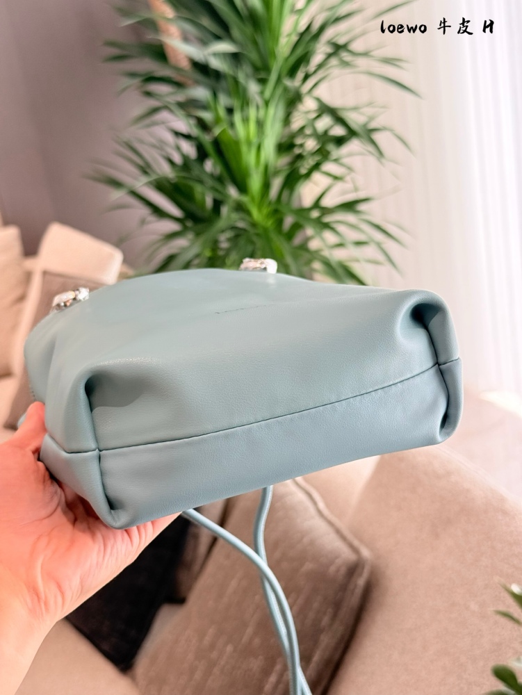 P275 top layer cowhide
LOEWE25 new bag | I love the simple and neat design so much
The entire bag is made of soft calf leather
Good wear resistance key, super light weight
The shoulder strap can be adjusted in length, and it can be worn on both shoul...