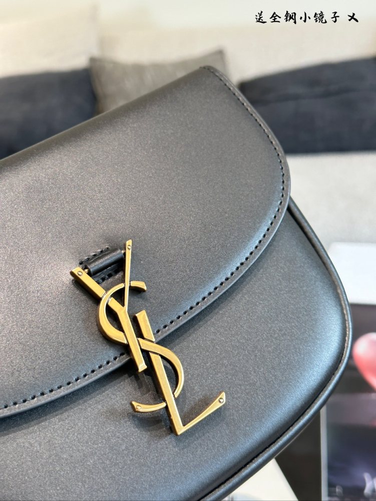 p230
YSL kaia black saddle bag
The black and gold color scheme exudes a sense of luxury and love
Half circle saddle bag with soft and curved design full of affinity
The overall style is beautiful and retro
