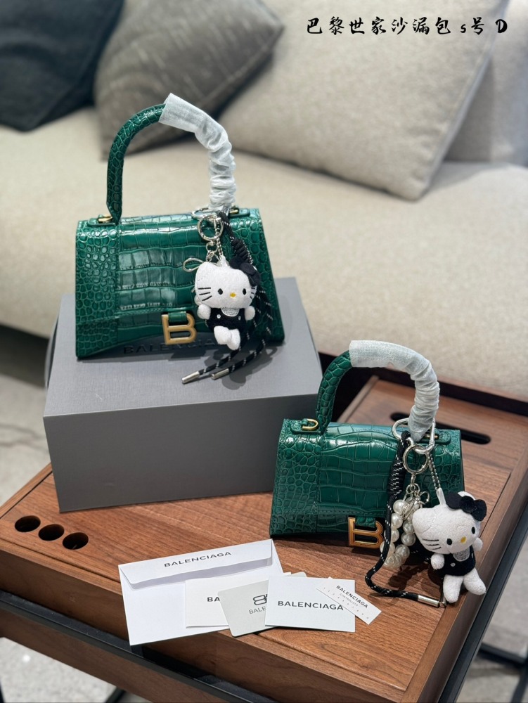P269 pendant ? twenty
Balenciaga crocodile Balenciaga Parisian family hourglass
Balenciaga Balenciaga Hourglass Golden Button Crocodile Pattern Leather Hourglass Bag Handheld Shoulder Bag for Women
Balenciaga hourglass bag is like a dream come true...