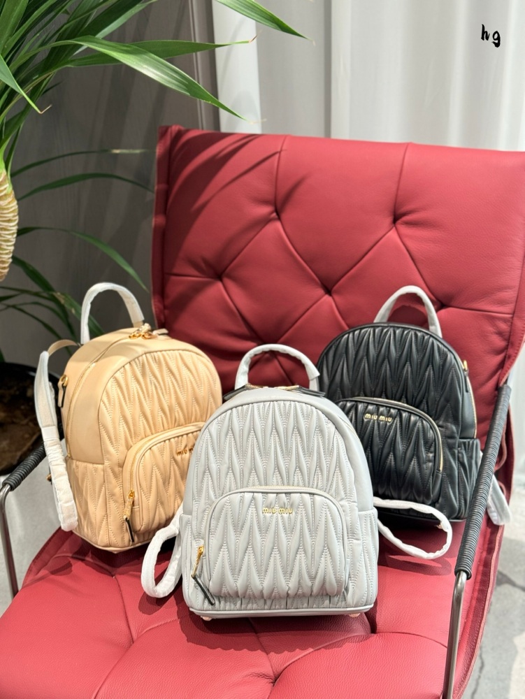 p250
Miumiu pleated backpack 28 × 30