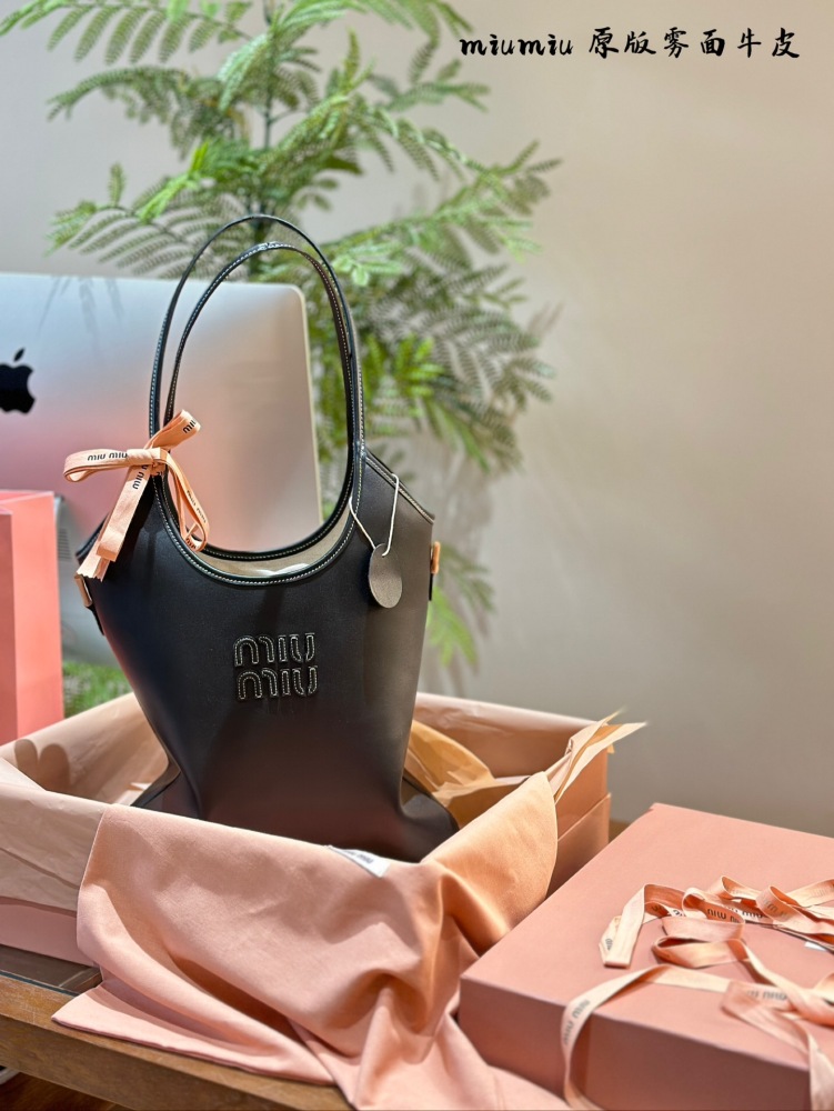 Miumiu original matte cowhide p325
Fashionable and exquisite autumn and winter choice~Tote bag ivy beautiful autumn and winter
This season MIU is really amazing!
M ^ Limited Edition | Embossed Tote Tote Bag Mouth
This one shoulder bag has become a tr...