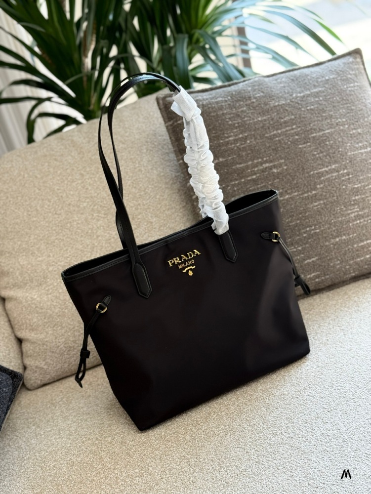 P230 leather matching
Prada's new nylon tote bag shopping bag mommy bag
New Nylon Tote Bag Shopping Bag Mommy Bag 1BG527
24K pure gold electroplated hardware
Ghost Head Cross Pattern Cowhide
Widening shoulder strap design makes single shoulder more c...