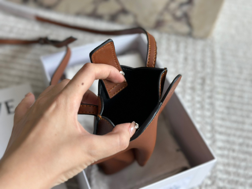 p200 
The full set of gift box packaging with top layer cowhide is cute and lovely. LOEWE elephant bag, phone bag, newly released by Luo Yiwei. This elephant phone bag really hits my girlish heart. It has a suitable capacity to hold a Promax sized ph...