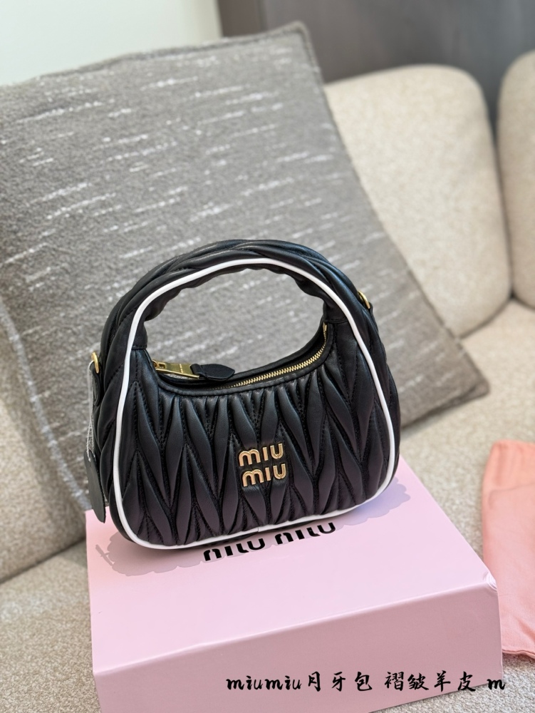 p310
Miumiu25 Early Spring New Bag
The wrinkled bowling bag and hobo have both come in new colors, which are super beautiful
22cm sheepskin pleated crescent bag