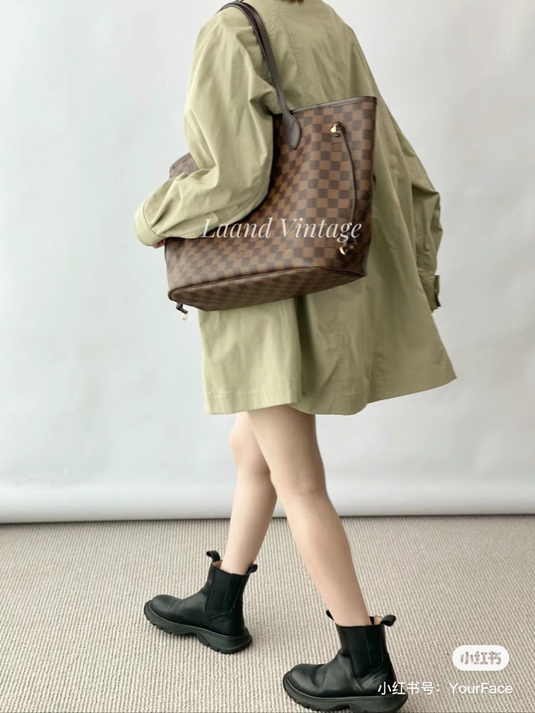 The very popular LV brown chessboard tote bag is really loved by many people!
Todd, who has always had many sisters wanting LV, finally got -- only! Brown canvas checkerboard pattern, paired with a coat
It's truly a sophisticated and lazy style