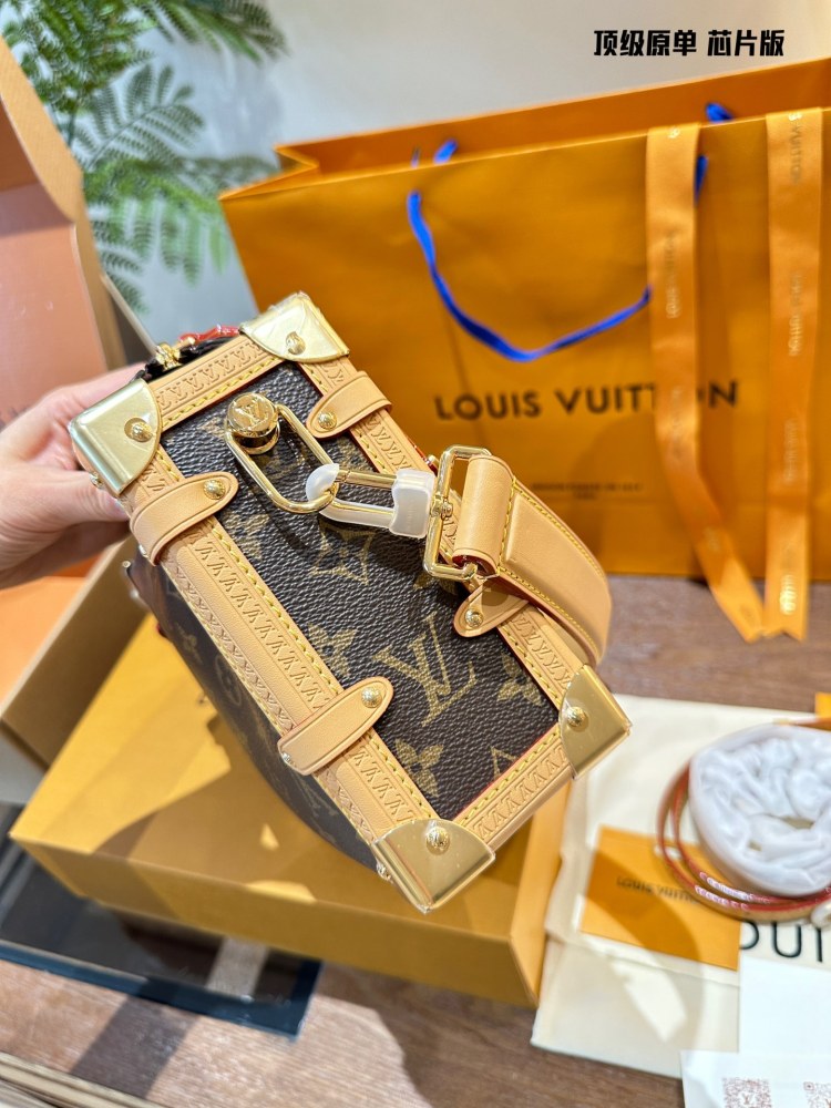 P370 top-level original single all steel hardware chip scan code
LV small box bag that incorporates some futuristic feel
I personally love the 2024 vacation series so much. The futuristic fashion in science fiction movies has a visual effect, so I co...