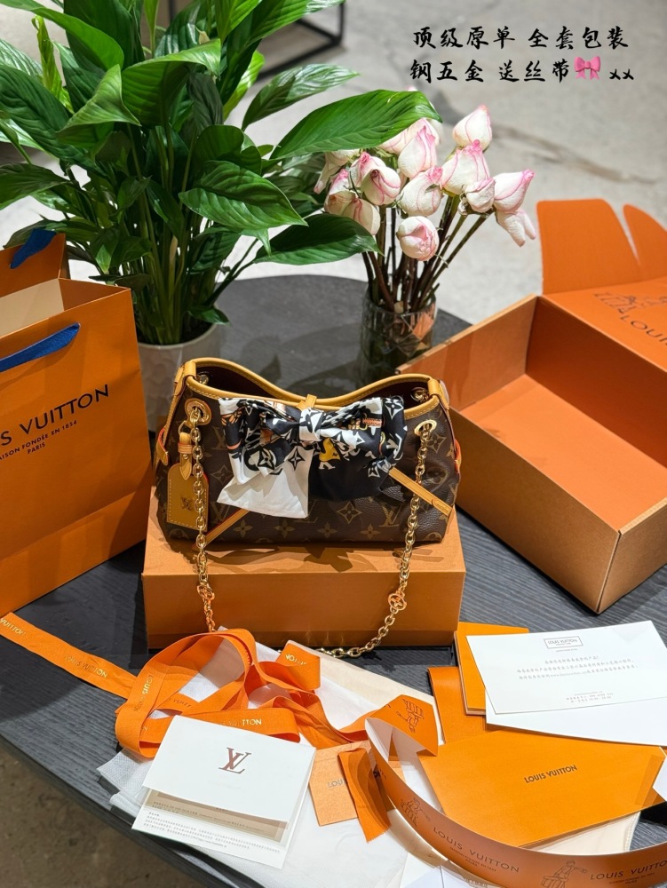 p285
New Carryall BB
The description of catfish whiskers and big gold chain babies is too appropriate. LV gold chain is really beautiful
Xiaobaa thinks that the new version of carryall has become cute, and she doesn't like the sisters with big bags, ...
