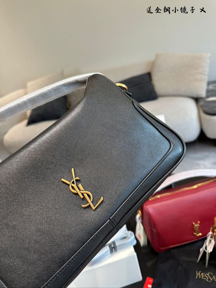 YSL Pillow Bag P270
Camera Supply bag_ Lunch box bag
This handbag is a spacious shoulder bag with a cowhide leather base and a soft body. Made of Napa cowhide leather, with zipper closure, this hammock features a stylish design that looks great on bo...