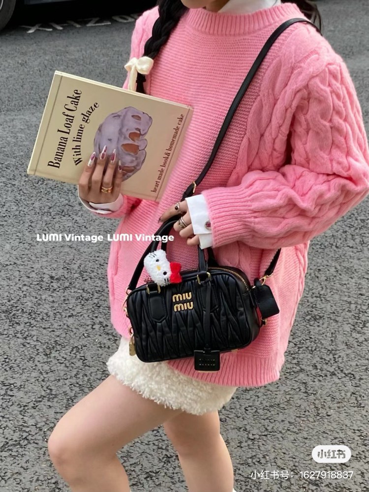 I really love repeatedly, go bowling at Miumiu“
Love at a glance The miumiu bowling ball that has been popular lately is a bag that both Zhang Yuanying and Yang Chaoyue love to carry
Black and pink pairing is both cool and luxurious
It's really har...