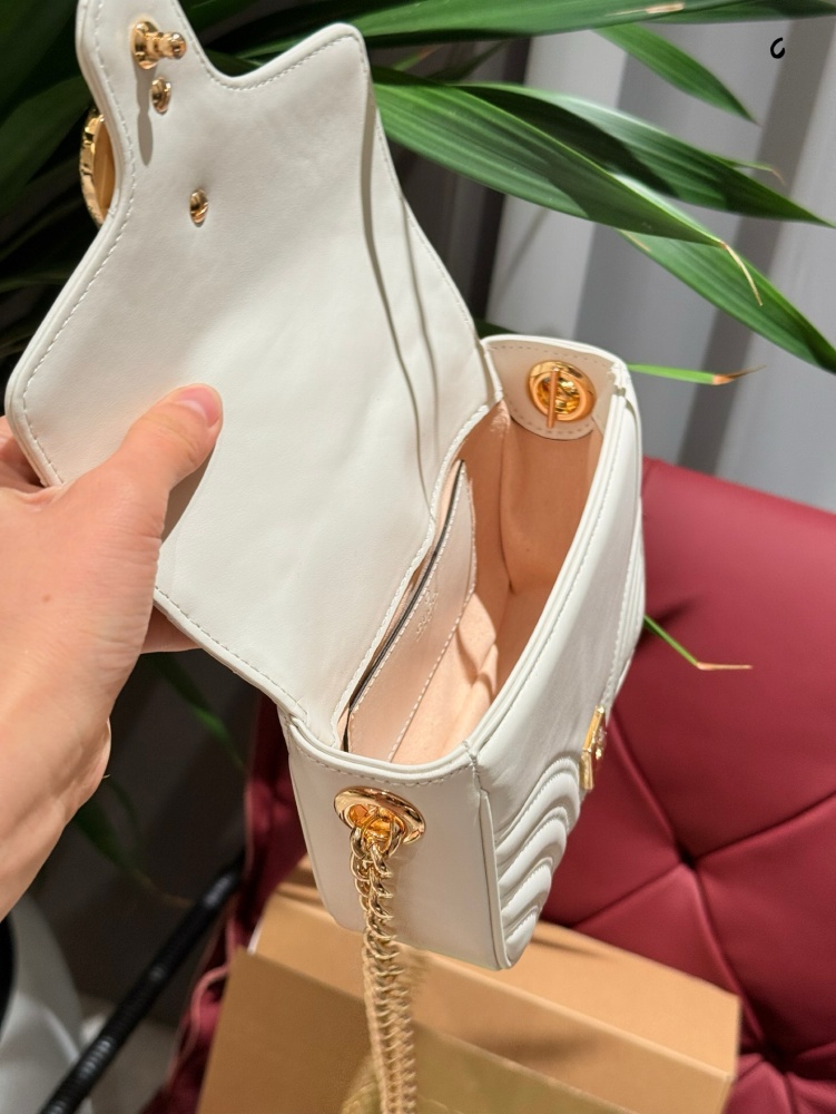 p225
New Square Fat Gucci Mamon
Sisters must have a Marmont
The lightest all leather bag I really love the variety of bag types to choose from
The durability of sheepskin tanned with essential oils to the touch of leather
The only downside is that I ...