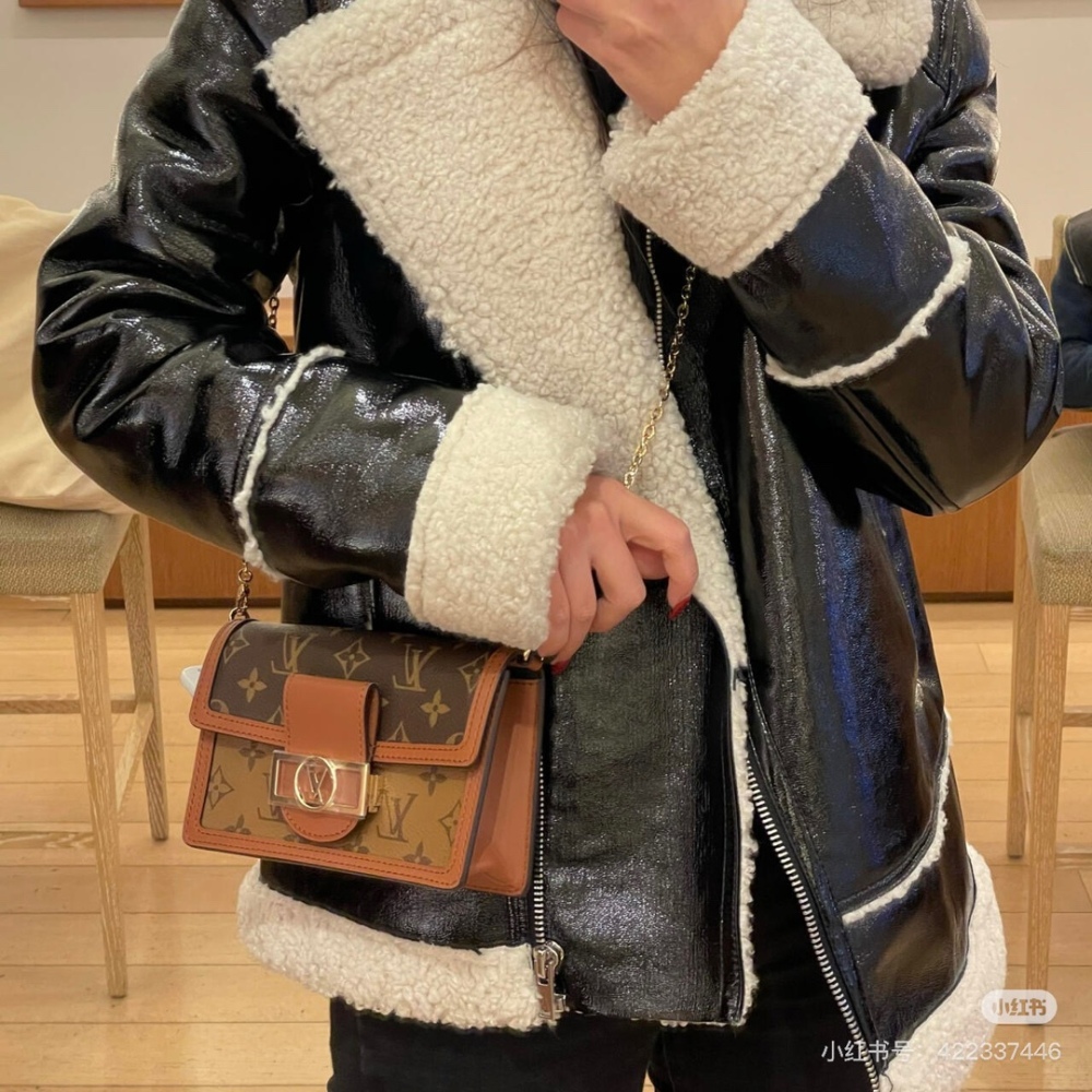 Since changing the design director, Lv has also launched some popular models, such as this elegant and beautiful Daphne DAUPHINE. In terms of capacity, we need to worry. Although it is a woc, the design is very reasonable, and it can hold much more t...