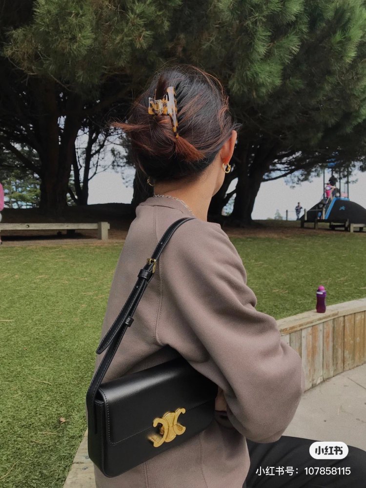 Celine Arc de Triomphe Underarm Bag | Upper Body Picture
The long delayed upper body image is here+
To be honest, it's truly fragrant+
This is just for the sake of observation. When it comes to the small body, the capacity is actually quite large
Bas...
