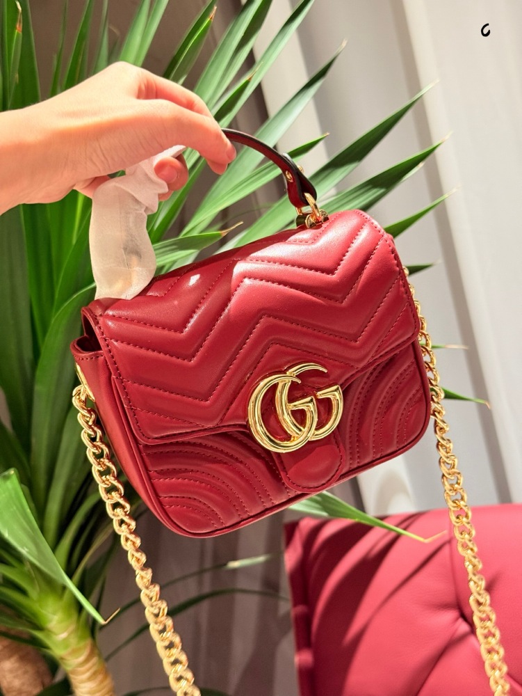 p225
New Square Fat Gucci Mamon
Sisters must have a Marmont
The lightest all leather bag I really love the variety of bag types to choose from
The durability of sheepskin tanned with essential oils to the touch of leather
The only downside is that I ...