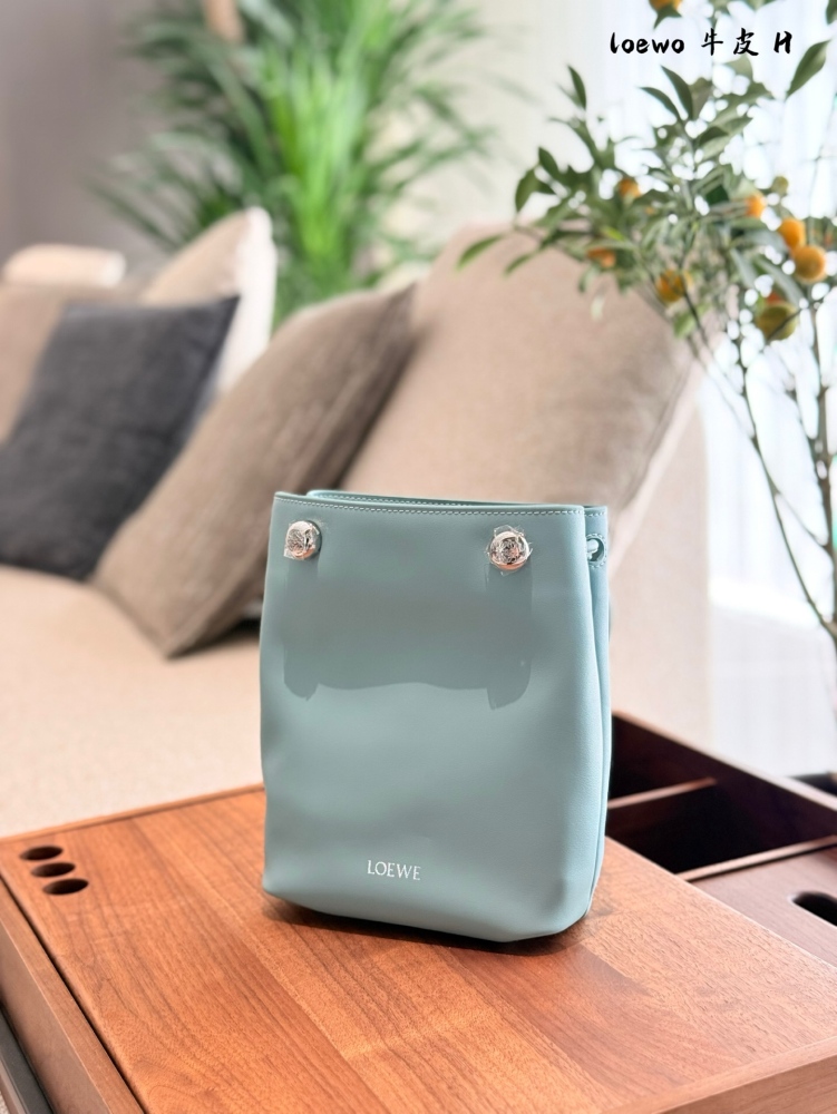 P275 top layer cowhide
LOEWE25 new bag | I love the simple and neat design so much
The entire bag is made of soft calf leather
Good wear resistance key, super light weight
The shoulder strap can be adjusted in length, and it can be worn on both shoul...
