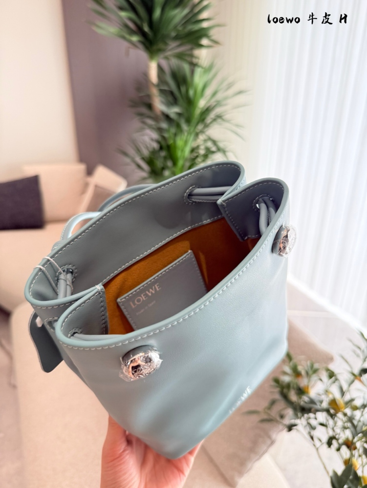 P275 top layer cowhide
LOEWE25 new bag | I love the simple and neat design so much
The entire bag is made of soft calf leather
Good wear resistance key, super light weight
The shoulder strap can be adjusted in length, and it can be worn on both shoul...