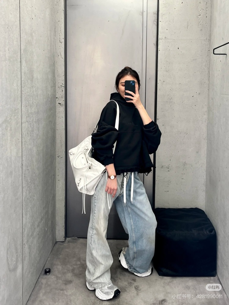 Balenciaga motorcycle silver is so handsome!!! Motorcycle bags will really be loved forever
A locomotive with a silver buckle will appear cool and aloof. C0o
Laziness comes naturally. The motorcycle bag can be equipped with a casual and free spirited...
