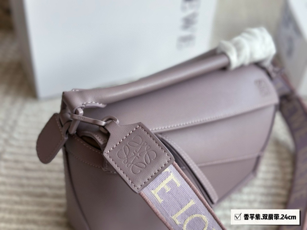 Packing (Shoulder Strap)
Size: 24 * 15cm (large)
18 * 10cm (mini)
Loewe Geometry Package Puzzle
I really can't miss out on llllllololol
?? Cowhide quality!
Completely hold on!
Luoyiwei | A perfect shoulder strap