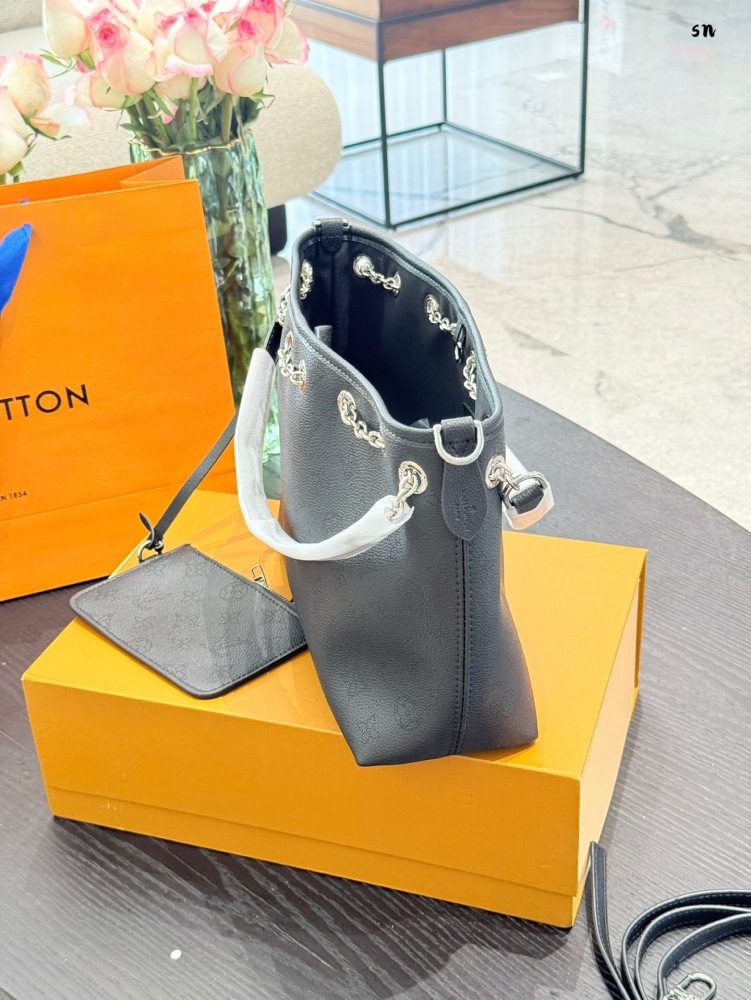 p270
LV Louis Vuitton's new chain shopping bag
size:28x22 
LV Louis Vuitton's new chain shopping bag
Equipped with two shoulder straps, can be carried by hand or slung diagonally~
The bag is equipped with a zero wallet buckle hook design, which is sa...