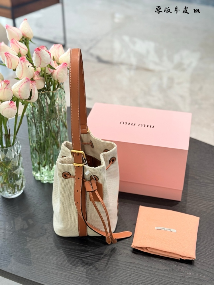 p250
MiuMiu's new canvas bucket bag is stylish and cute! Promise me the bucket bag!! Definitely pick this one!!!
Simple, casual, and unique design! Having a large number of loyal fans!  !
Just by hearing the name, you can imagine the capacity of a wa...