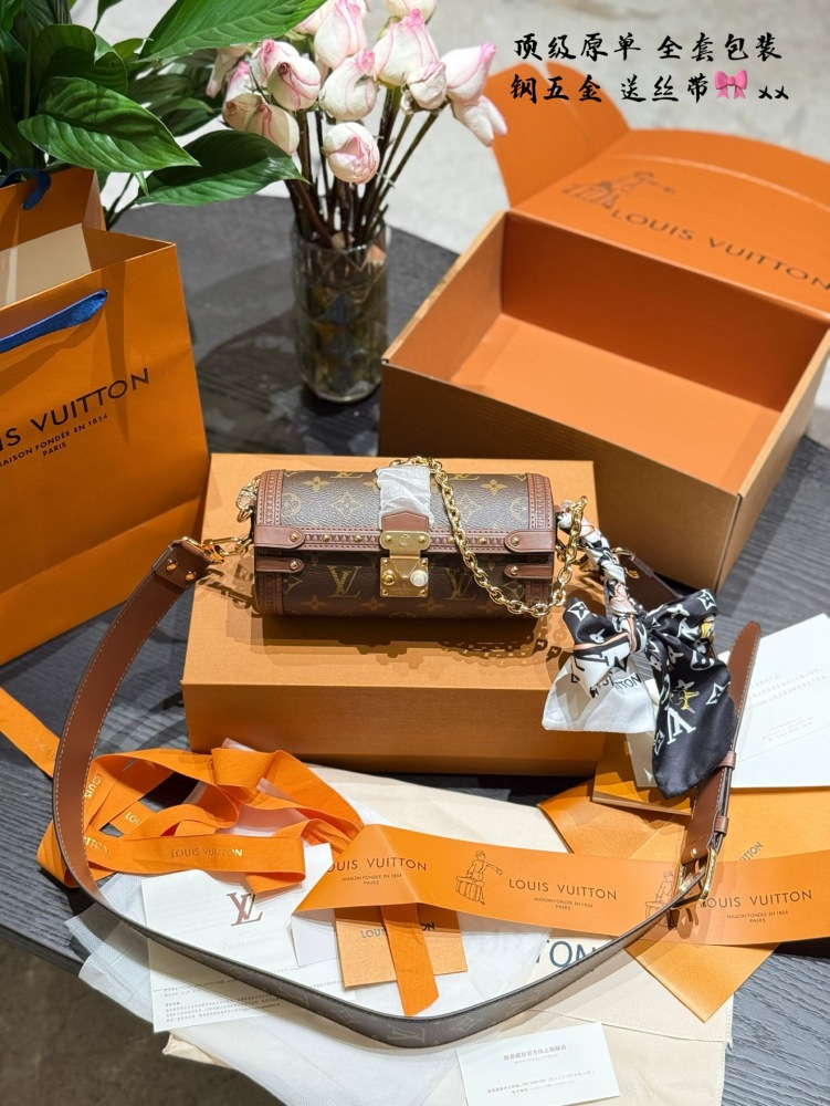 Lv Papillon Babillon p375
Injecting contemporary charm into Louis Vuitton's traditional style, retro elements have been added. The edging is surrounded by a circle of Lv logo, and the details are very exquisite and durable. The chain and shoulder str...